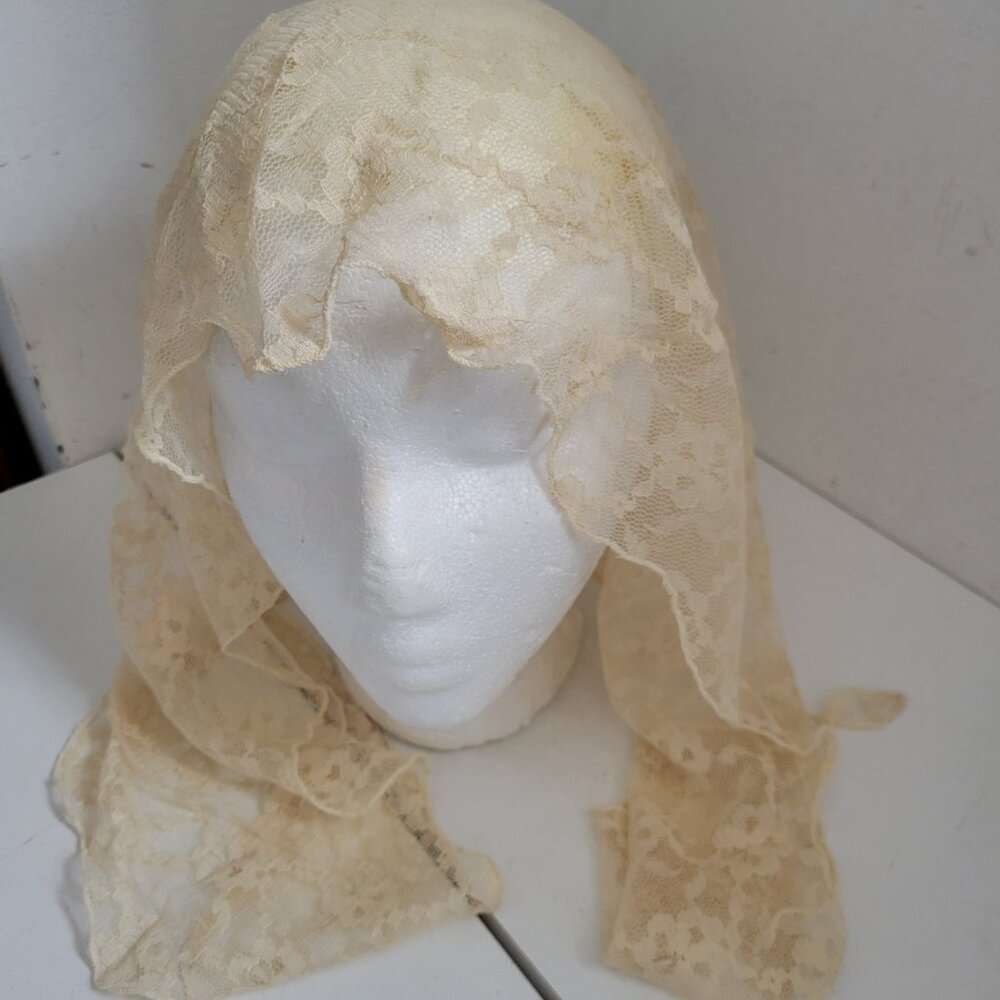 Cream Lace Head Cover in Triangle Shape